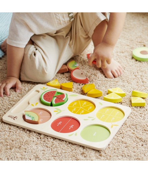 CLASSIC WORLD Mediniai vaisiai pjaustymui su lipdukais + trupmenų ir dalybos mokymasis MONTESSORI 23 vnt.