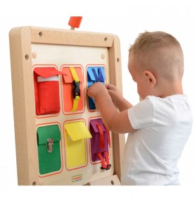 MASTERKIDZ medinė lanksčios sienos manipuliavimo lenta su spalvingomis kišenėmis, sagtimis ir lipdukais