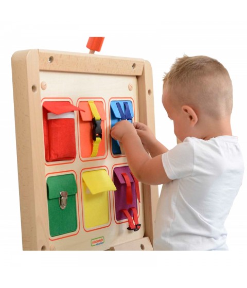 MASTERKIDZ medinė lanksčios sienos manipuliavimo lenta su spalvingomis kišenėmis, sagtimis ir lipdukais